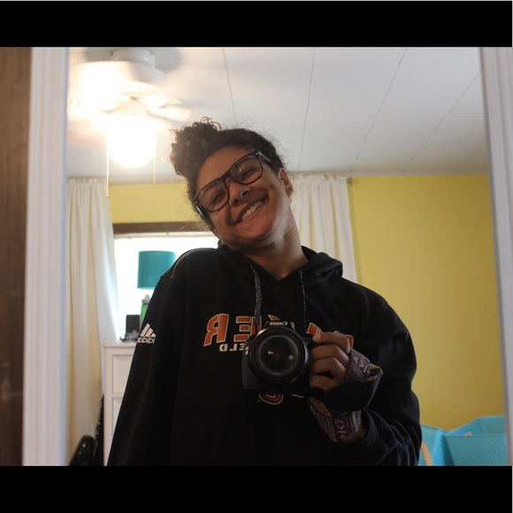 Meet your Posher, Olivia - Picture 2 of 3